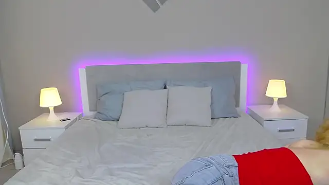 Snapshot of MiaVelmont chatting on July 6, 2026, 4:20 am MiaVelmont online show from July 6, 2026, 4:20 am