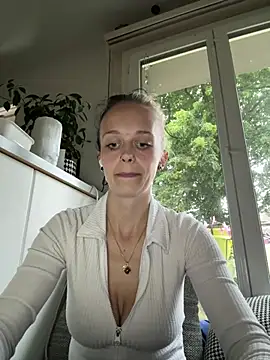 Snapshot of LillyWannaPlay chatting on June 11, 2026, 6:28 pm LillyWannaPlay online show from June 11, 2026, 6:28 pm