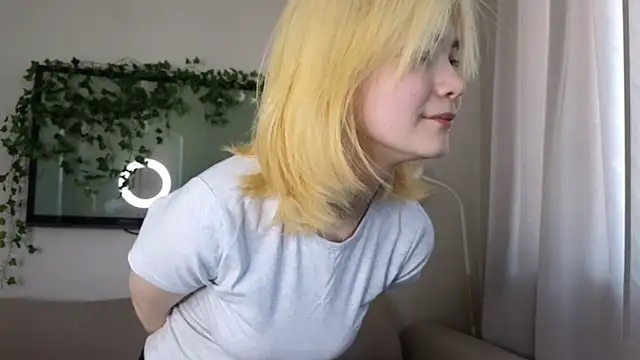 Snapshot of Emily_Miu chatting on June 16, 2026, 2:58 am Emily Miu online show from June 16, 2026, 2:58 am