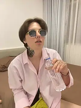 Lorysoon online show from June 20, 2026, 5:27 pm
