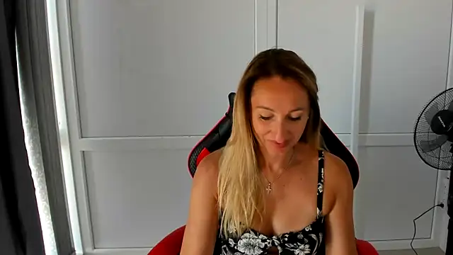 Snapshot of LilyDreamm chatting on June 28, 2026, 6:19 am LilyDreamm online show from June 28, 2026, 6:19 am