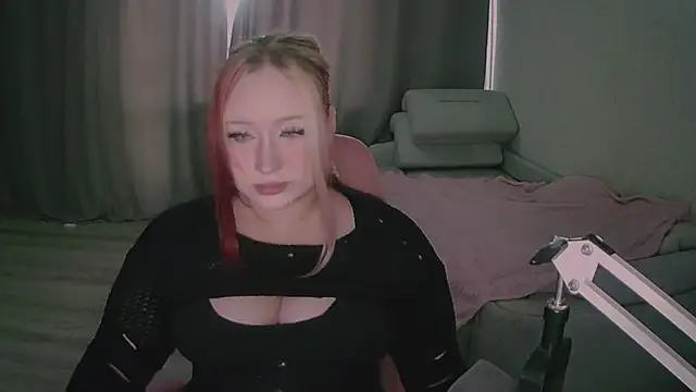 Snapshot of FlameFawn chatting on June 19, 2026, 7:56 am FlameFawn online show from June 19, 2026, 7:56 am