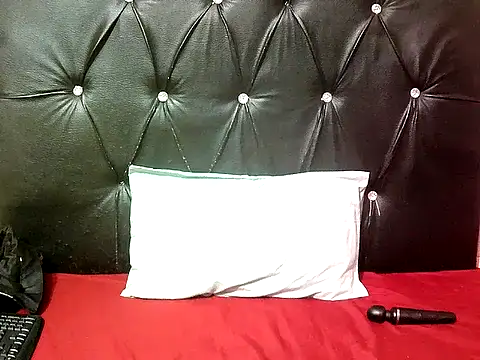 Submissivebitchxxx online show from June 25, 2026, 5:17 pm