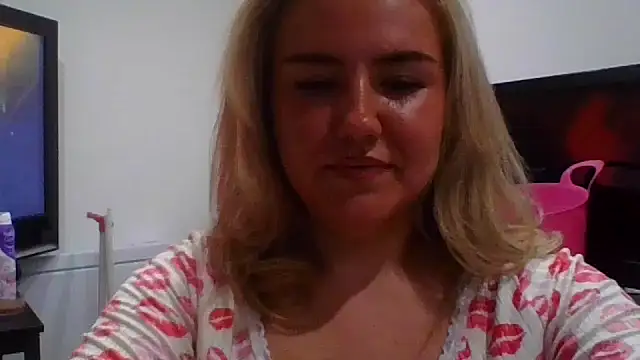 Snapshot of MaddyCherryX chatting on July 4, 2026, 9:32 pm MaddyCherryX online show from July 4, 2026, 9:32 pm