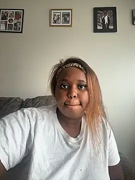 Snapshot of CurvySirenn chatting on July 17, 2026, 5:07 pm CurvySirenn online show from July 17, 2026, 5:07 pm