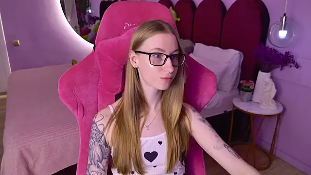 Snapshot of AuroraLean chatting on August 6, 2026, 5:04 pm AuroraLean online show from August 6, 2026, 5:04 pm