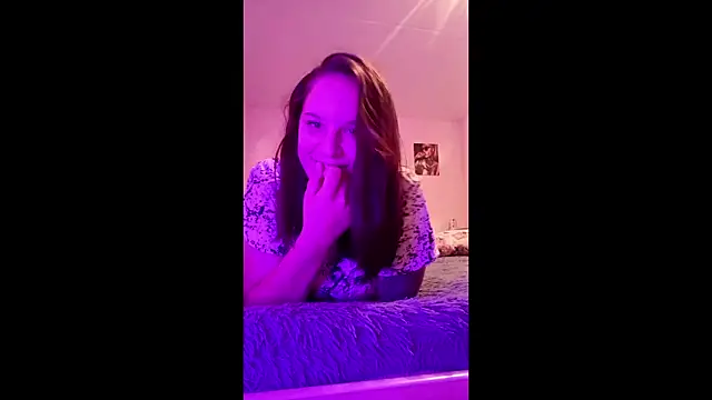 JosphinePriolo online show from July 17, 2026, 8:14 pm