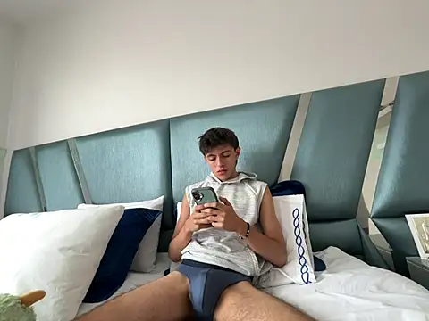 Snapshot of ItsJuanLuxxOficial chatting on July 15, 2026, 6:24 pm ItsJuanLuxxOficial online show from July 15, 2026, 6:24 pm