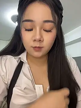 Snapshot of Luna-girl chatting on July 21, 2026, 1:57 pm Luna-girl online show from July 21, 2026, 1:57 pm