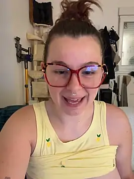 lilichaudee online show from July 27, 2026, 8:38 pm