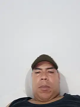Andressuarezhk online show from July 31, 2026, 6:18 pm