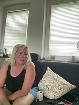 Corahoney paar online show from July 31, 2026, 5:07 am