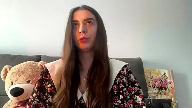 LucyLuxy online show from August 6, 2026, 9:33 am