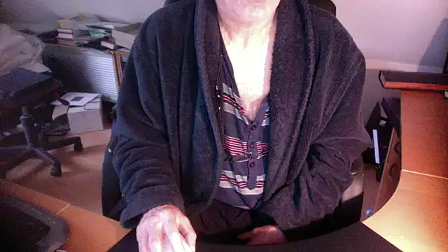 Snapshot of outlaw200 chatting on December 26, 2024, 10:48 am outlaw200 online show from December 26, 2024, 10:48 am