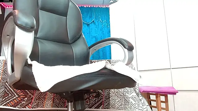 khloeHermaprodit3 online show from February 27, 2026, 8:42 pm