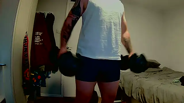 Snapshot of Tilerdadbod chatting on July 18, 2026, 8:01 pm Tilerdadbod online show from July 18, 2026, 8:01 pm