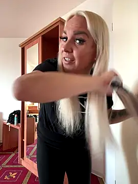 Snapshot of MIA-XXX chatting on September 25, 2025, 6:28 am MIA-XXX online show from September 25, 2025, 6:28 am