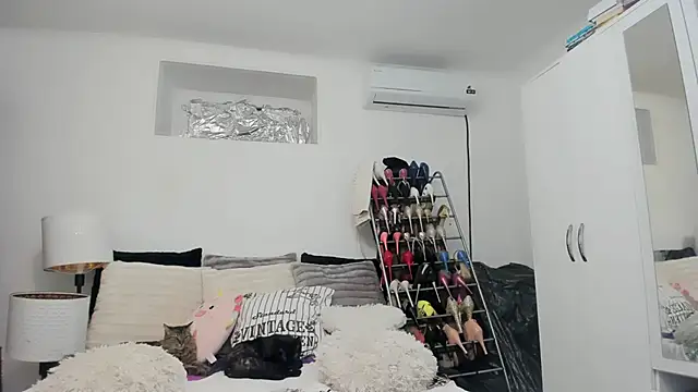 juliahayessxx online show from November 11, 2025, 7:03 pm