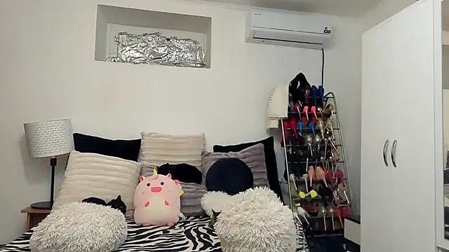 juliahayessxx online show from December 2, 2025, 6:47 pm