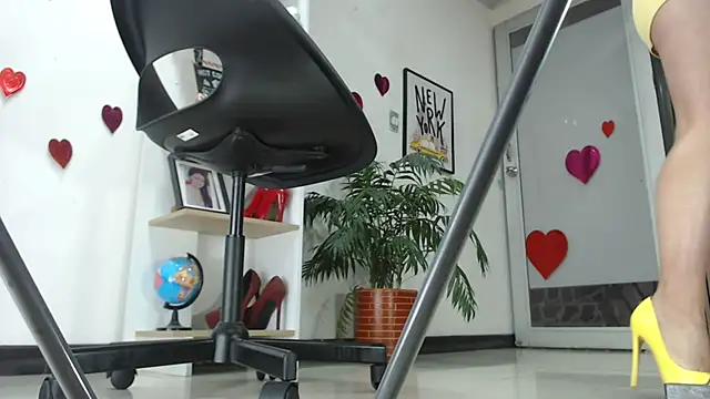 Snapshot of carieBelle1 chatting on February 21, 2025, 12:06 pm carieBelle1 online show from February 21, 2025, 12:06 pm