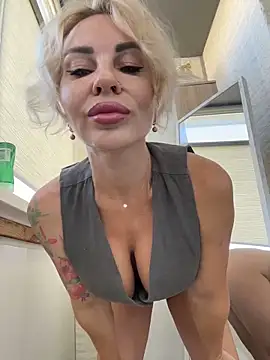 Snapshot of Hotnessi chatting on September 27, 2025, 11:04 am Hotnessi online show from September 27, 2025, 11:04 am