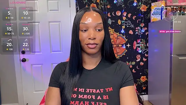 ItalyNayoir online show from September 25, 2025, 6:11 pm