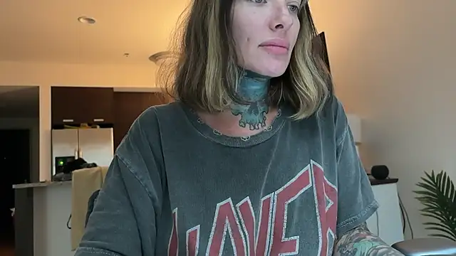 Snapshot of airgeadx chatting on October 13, 2025, 4:51 pm airgeadx online show from October 13, 2025, 4:51 pm