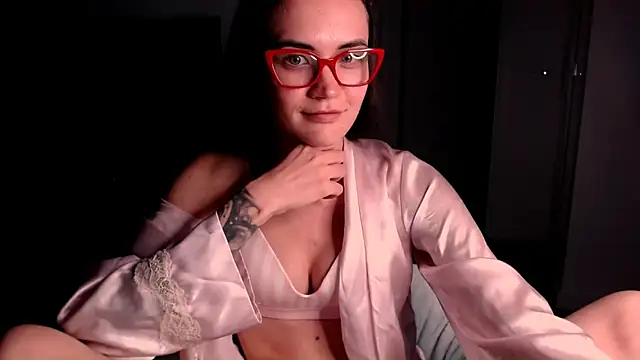 EvelynGG online show from November 7, 2025, 8:42 pm