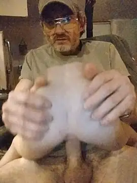 ROBERT0516 online show from April 15, 2026, 10:21 pm