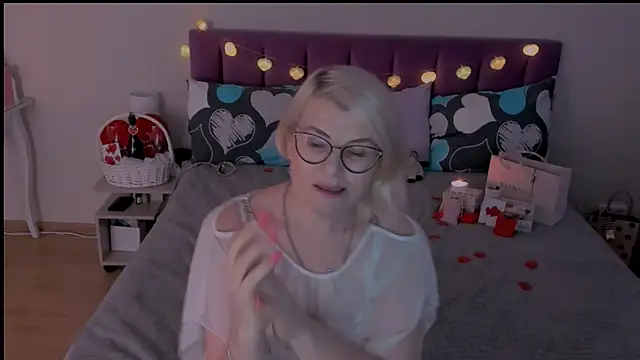 Snapshot of sabrinamacmarren chatting on February 14, 2025, 2:33 pm sabrinamacmarren online show from February 14, 2025, 2:33 pm