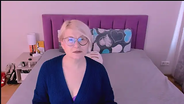 sabrinamacmarren online show from October 13, 2025, 12:16 pm