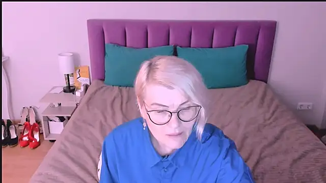 sabrinamacmarren online show from October 24, 2025, 8:38 pm