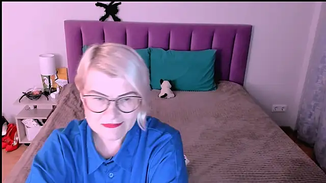 sabrinamacmarren online show from October 28, 2025, 2:31 pm