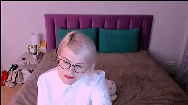 sabrinamacmarren online show from November 8, 2025, 2:28 pm