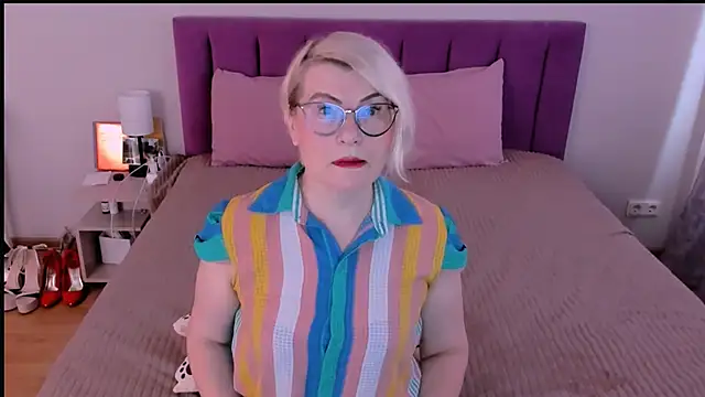 sabrinamacmarren online show from November 24, 2025, 9:53 am