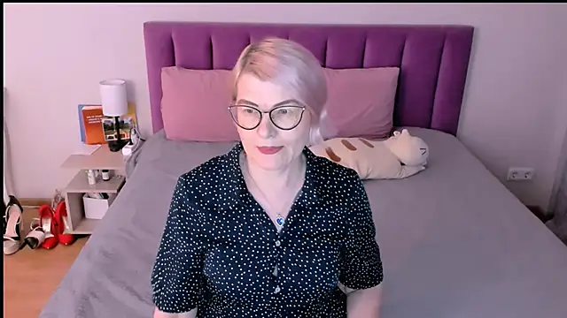 sabrinamacmarren online show from November 30, 2025, 1:04 pm