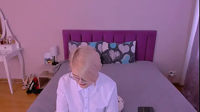 sabrinamacmarren online show from February 8, 2026, 8:29 am