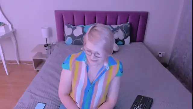 sabrinamacmarren online show from February 19, 2026, 4:58 pm