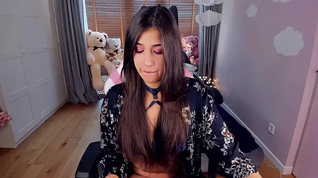 Snapshot of MiaSilkX chatting on October 28, 2025, 12:19 pm MiaSilkX online show from October 28, 2025, 12:19 pm