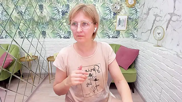 Snapshot of Paris_Cherry chatting on November 5, 2025, 8:31 pm Paris Cherry online show from November 5, 2025, 8:31 pm