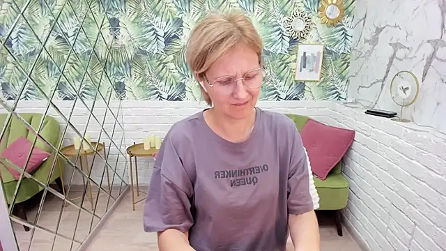 Snapshot of Paris_Cherry chatting on November 6, 2025, 8:10 pm Paris Cherry online show from November 6, 2025, 8:10 pm