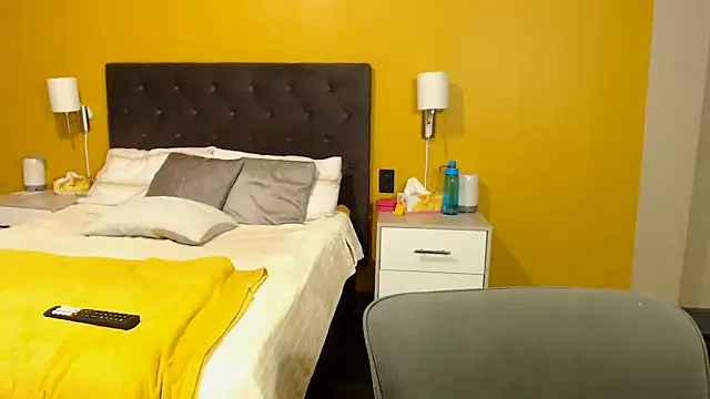 Snapshot of zandile chatting on March 24, 2026, 7:52 pm zandile online show from March 24, 2026, 7:52 pm