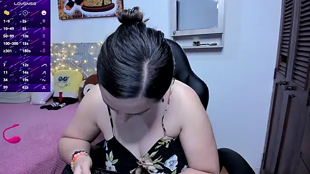 angelaagomez online show from November 24, 2025, 5:34 pm