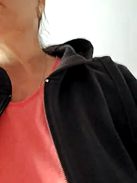 Snapshot of IsabelleCraft chatting on November 3, 2025, 9:21 am IsabelleCraft online show from November 3, 2025, 9:21 am