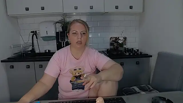 erikaerika online show from September 22, 2025, 7:43 am