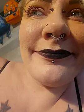 Snapshot of PinkTheHawk chatting on February 7, 2026, 11:52 pm PinkTheHawk online show from February 7, 2026, 11:52 pm