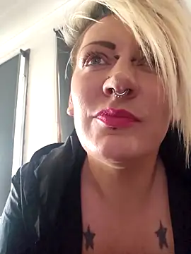 Snapshot of PinkTheHawk chatting on February 28, 2026, 2:01 am PinkTheHawk online show from February 28, 2026, 2:01 am