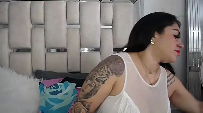 chelaqueen  online show from February 12, 2025, 6:30 pm