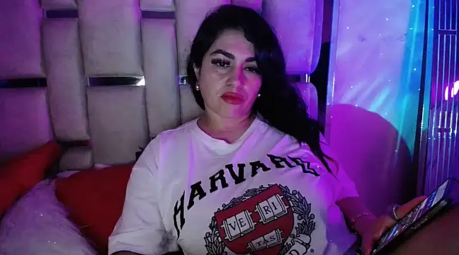 chelaqueen  online show from March 15, 2025, 3:51 am