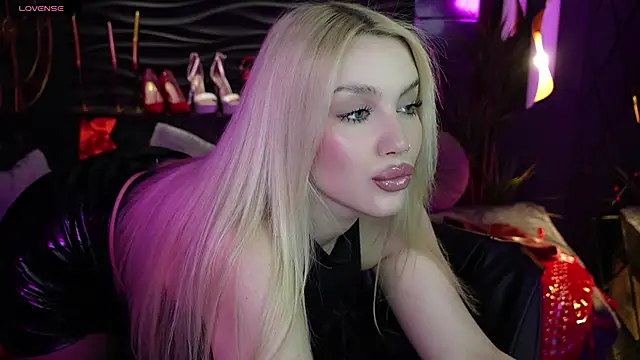 Snapshot of MistressDarsy chatting on March 13, 2025, 5:39 pm MistressDarsy online show from March 13, 2025, 5:39 pm